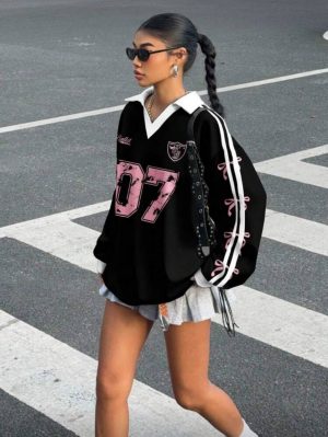 Polo Blokette Negro con Gráfico '07' y Cintas [TALLA M]