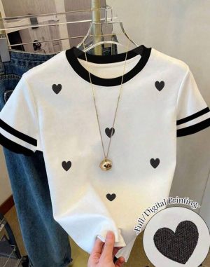 Camiseta Blanca con Estampado de Corazones y Ribete Negro [TALLA S-L]