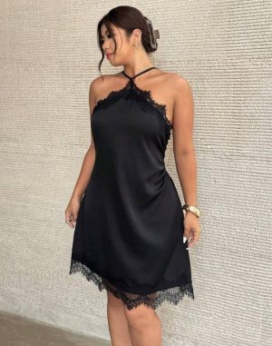 estido Halter Satinado Negro con Ribete de Encaje Floral [TALLA XL-XS]