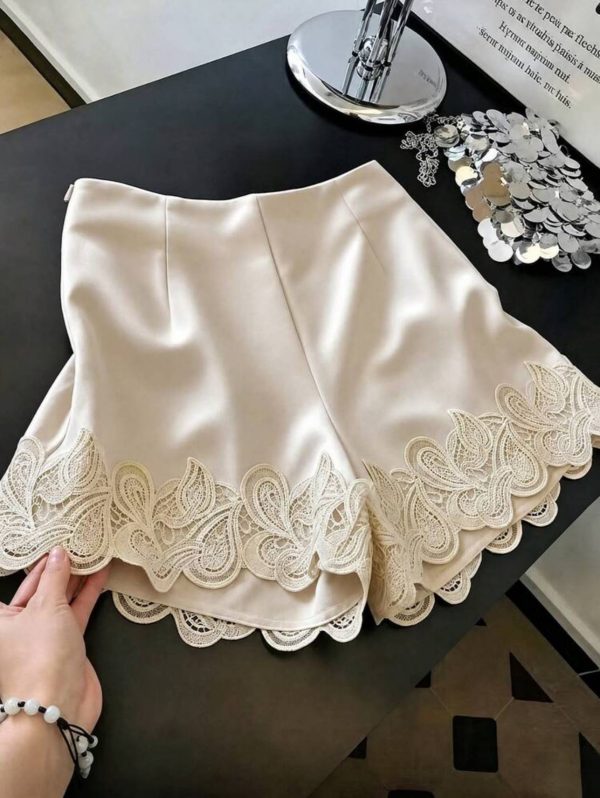 Shorts beige con encaje