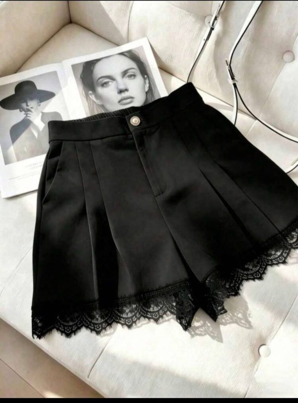 Shorts Negros de Vestir con Borde de Encaje