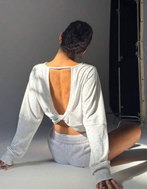 Suéter / Crop Top Gris Manga Larga con Espalda Descubierta y Nudo