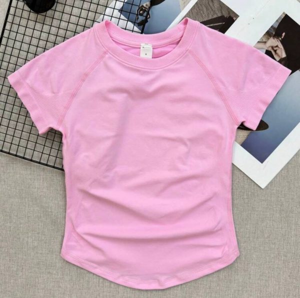 2. Camiseta deportiva rosa de manga corta