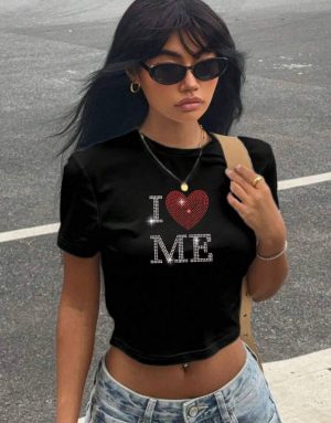 photo_2026-10-06_18-21-44 Camiseta corta negra con estampado de pedrería "I ❤️ ME"