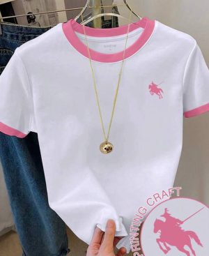 photo_2026-10-06_18-30-39 (2) Camiseta blanca básica con bordes rosas y logo de jinete/polo