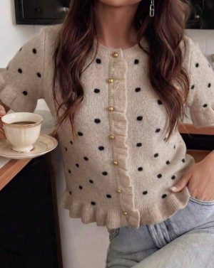 Cardigan / Suéter de punto crema a lunares negros con botones dorados y volado
