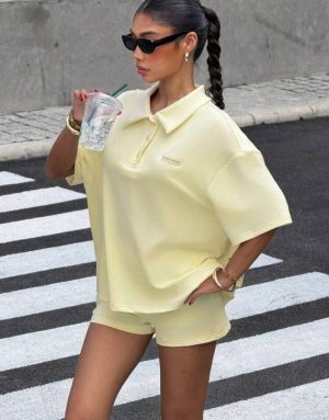 photo_2026-10-06_18-57-34 Conjunto deportivo / relaxed de polo oversized y short en color amarillo mantequilla