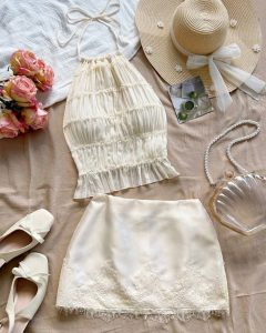 Conjunto blanco marfil (Top plizado/fruncido halter + Minifalda satinada con encaje)