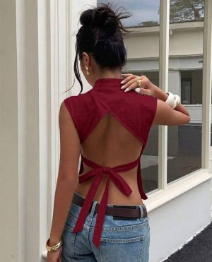 Top corto sin mangas rojo borgoña con cuello alto y espalda descubierta con amarre