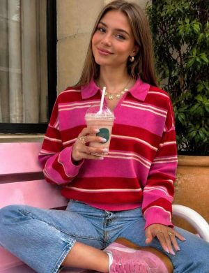 Suéter de tejido estilo polo a rayas fucsia, rojo y crema