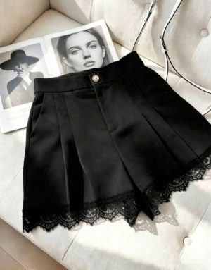 Short sastre negro con pinzas y borde de encaje floral en el ruedo
