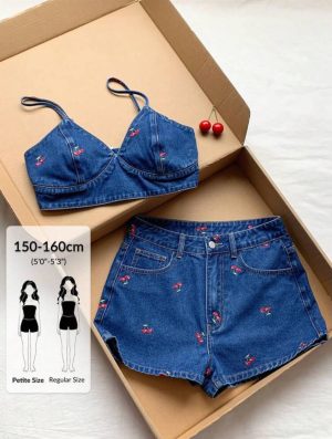 Conjunto de jean/denim azul (Top bustier de tirantes + Short) con bordado de cerezas