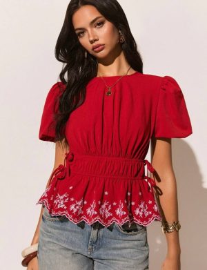 photo_2026-10-06_19-19-32 Blusa peplum roja de manga abullonada con cintura amuchada y bordado étnico/floral en el ruedo
