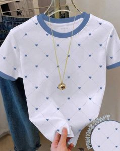 photo_2026-10-06_19-19-34-238x300 Camiseta básica blanca con estampado geométrico de corazones y bordes azules