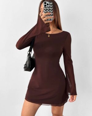 Vestido corto de manga larga acampanada en tul/malla color café/chocolate