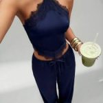 Conjunto satinado azul marino (Top halter con encaje + Pantalón ancho)